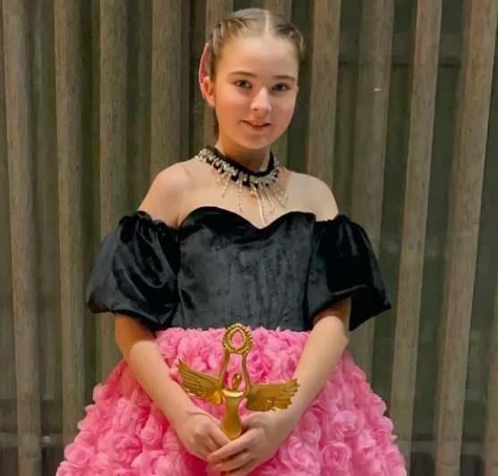 <p>12 yaşında gelen Demirbilek, filmin galasında ortaya &ccedil;ıktı.&nbsp;&nbsp;</p>
