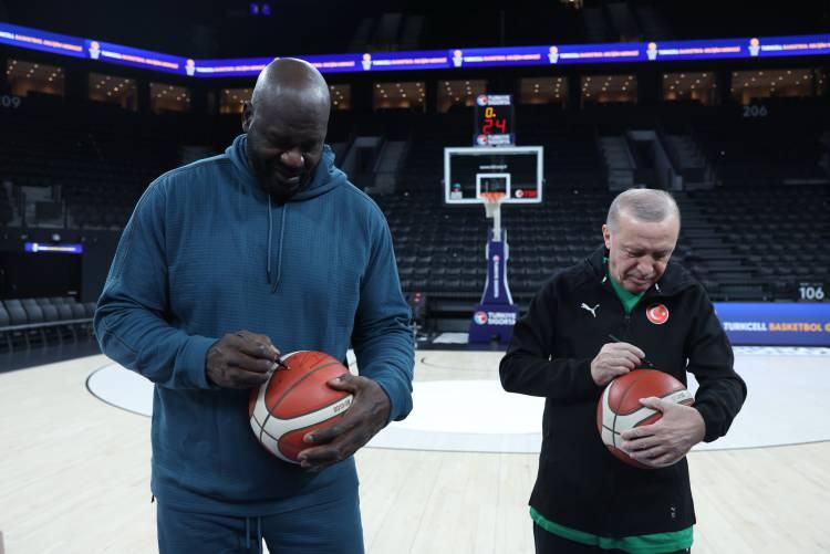 <p>Yapılan paylaşımda Erdoğan ve Shaquille O&rsquo;Neal'in birbirlerine imzaladıkları basketbol toplarını hediye ettiği g&ouml;r&uuml;ld&uuml;.</p>
