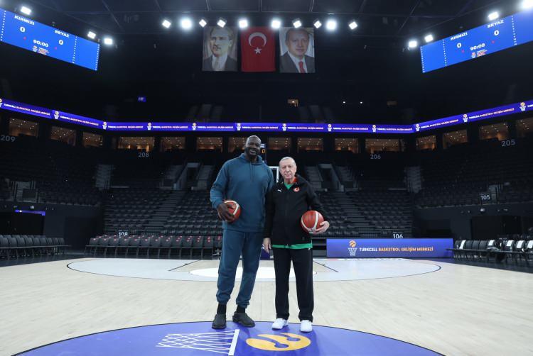 <p>Cumhurbaşkanı Recep Tayyip Erdoğan, basketbol efsanesi Shaquille O&rsquo;Neal ile bir araya geldi.</p>
