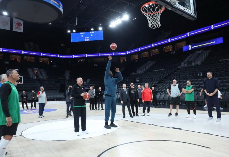 <p>&Ccedil;alışma ve Sosyal G&uuml;venlik Bakanı Vedat Işıkhan, Gen&ccedil;lik ve Spor Bakanı Osman Aşkın Bak, MİT Başkanı İbrahim Kalın, AK Parti Genel Başkan Yardımcısı Halit Yerebakan, AK Parti milletvekilleri Mustafa Varank, C&uuml;neyt Y&uuml;ksel, Alpay &Ouml;zalan, Mehmet Muharrem Kasapoğlu, &Uuml;nal Karaman, T&uuml;rkiye Basketbol Federasyonu (TBF) Başkanı Hidayet T&uuml;rkoğlu, TBF Başkanvekili Harun Erdenay ile D&uuml;nya Etnospor Birliği Başkanı Bilal Erdoğan da etkinlikte yer aldı.</p>
