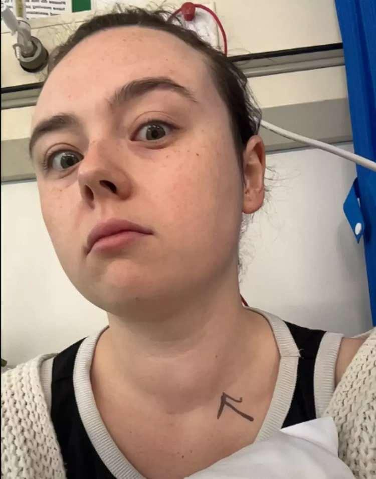 <p><strong>Londra'da yaşayan Hannah Sheridan isimli gen&ccedil; kadın, arkadaşlarının boynunda fark ettiği anormal b&uuml;y&uuml;kl&uuml;kteki şişliğin tiroid kanseri olduğunu aylar sonra &ouml;ğrendi. Hannah Sheridan, ilk kez arkadaşlarıyla birlikte eğlenirken fark ettiği bu şişliği başta &ouml;nemsemedi ve bunun ciddi bir şey olabileceği hi&ccedil; aklına gelmedi.</strong></p>
