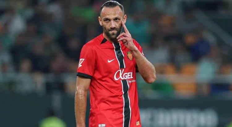 <p>Fenerbah&ccedil;e, Vedat Muriqi i&ccedil;in yeniden harekete ge&ccedil;ti.<br />
<br />
31 yaşındaki Kosovalı oyuncunun transferinin kısa s&uuml;re i&ccedil;inde bitirilmesi planlanıyor.<br />
<br />
(FOTOMA&Ccedil;)</p>
