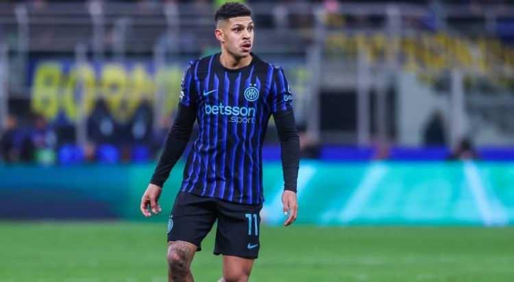<p>Beşiktaş, Inter'de forma giyen Brezilyalı Luis Henrique'ye talip oldu.<br />
<br />
Siyah-beyazlıların sol kanatta g&ouml;rev yapan 24 yaşındaki oyuncu i&ccedil;in İtalyan ekibine resmi teklif yaptığı iddia edildi.<br />
<br />
(MİLLİYET)</p>
