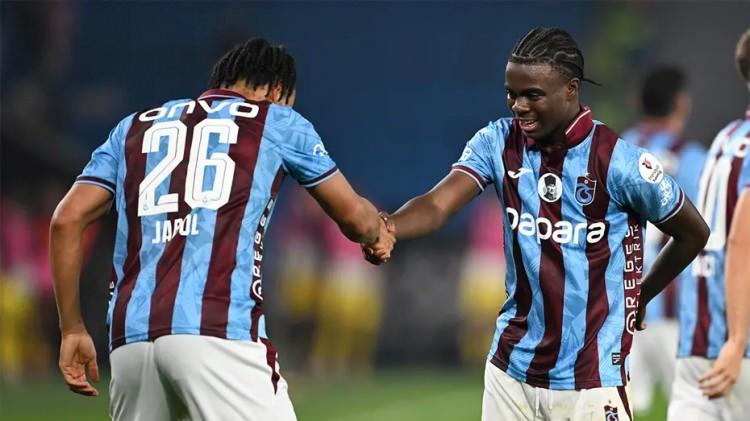 <p>Fenerbah&ccedil;e, Oulai i&ccedil;in Trabzonspor'a 30 milyon euroluk teklifte bulundu.<br />
<br />
(S&Ouml;ZC&Uuml;)</p>
