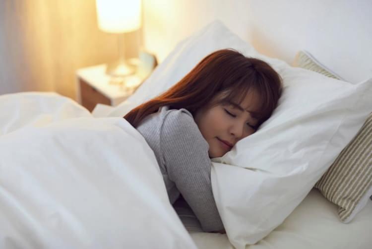 <p>Uzmanlar, uyku s&uuml;resinin yalnızca bireysel sağlık değil; iş verimliliği, ruh hali ve genel yaşam kalitesi &uuml;zerinde de belirleyici bir rol oynadığına dikkat &ccedil;ekiyor.</p>
