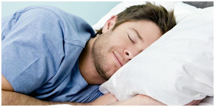 <p><strong>T&Uuml;RKİYE KA&Ccedil;INCI SIRADA?</strong></p>

<p>Yapılan resmi &ccedil;alışmalara g&ouml;re T&uuml;rkiye, ortalama uyku s&uuml;resi a&ccedil;ısından d&uuml;nya &uuml;lkeleri arasında gerilerde bulunuyor. Son veriler, &uuml;lkede ortalama uykunun 6,8 saat civarında olduğunu ve T&uuml;rkiye&rsquo;nin bu sonu&ccedil;la 20&ndash;25&rsquo;inci sıralarda yer aldığını g&ouml;steriyor.</p>
