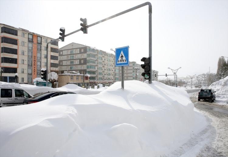 <p>T&uuml;rkiye'nin en &ccedil;ok kar alan kentlerinden Bitlis'te etkisini s&uuml;rd&uuml;ren kar, tipi ve soğuk hava yaşamı olumsuz etkiliyor.</p>
