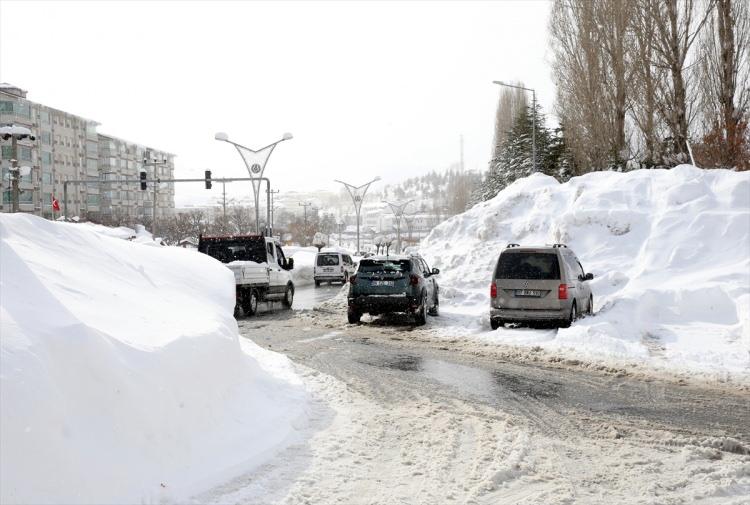 <p>Meteoroloji verilerine g&ouml;re, 1 Ekim 2025-20 Ocak 2026 d&ouml;neminde etkili olan yağış miktarından yapılan hesaplamaya g&ouml;re kentte toplam kalınlığı 4 metre 26 santimetreye ulaşan kar yağışı ger&ccedil;ekleşti.</p>
