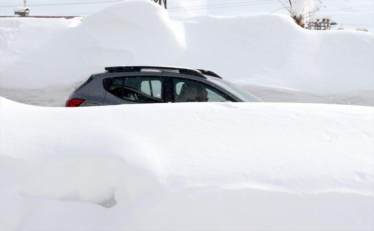 <p>Şehirde yer yer tek katlı evler, ara&ccedil;lar, trafik ışık ve levhaları ile otob&uuml;s durakları karla kaplandı.</p>
