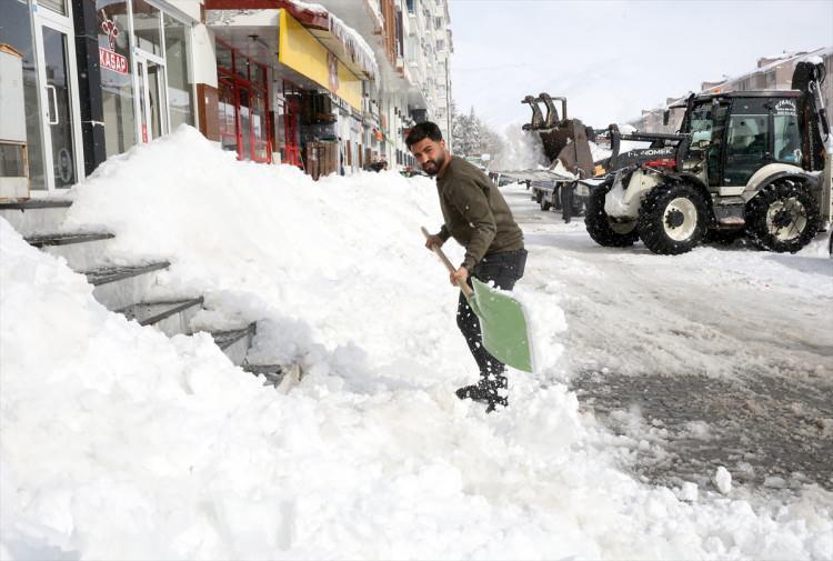 <p>Kar nedeniyle s&uuml;r&uuml;c&uuml; ve vatandaşların zor anlar yaşadığı Bitlis'te, ekiplerin y&uuml;r&uuml;tt&uuml;ğ&uuml; &ccedil;alışmalar sonucu bazı noktalarda kar yığınları oluştu.</p>
