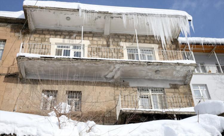 <p>Hava sıcaklığının gece sıfırın altında 20 dereceye kadar d&uuml;şt&uuml;ğ&uuml; kentte, binaların &ccedil;atılarında buz sarkıtları oluştu.</p>
