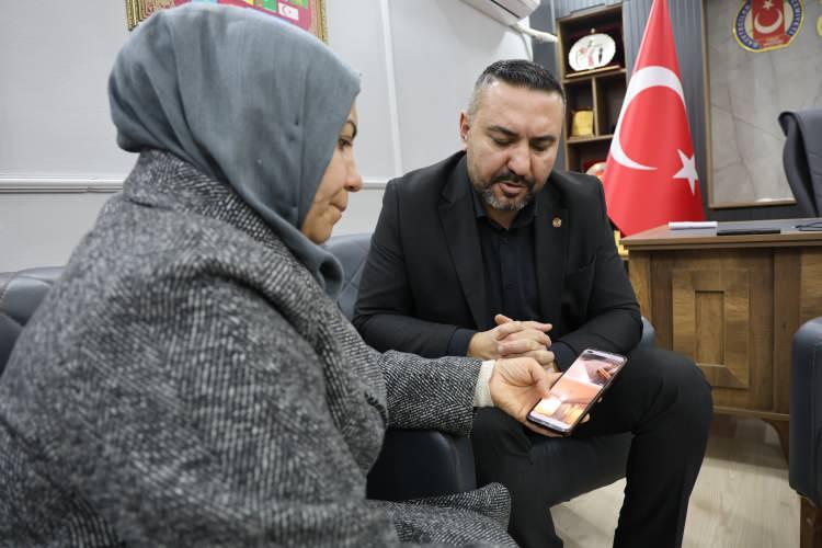 <p>Tapu &uuml;cretiyle birlikte toplam 2 milyon 31 bin lira parası giden Ayşeg&uuml;l Dağ, parmağındaki alyans y&uuml;z&uuml;ğ&uuml; kadar her şeyi sattığını ve mağdur olduklarını s&ouml;yledi.</p>

<p>&nbsp;</p>

<p>Olayı anlatan Ayşeg&uuml;l Dağ, <strong><em>"Sosyal medya hesabında bir ev g&ouml;rd&uuml;k ve beğendik. Adamın telefonunu eşime attım. Adamla eşim konuştular. Cumartesi g&uuml;n&uuml; gittik ve evi beğendik. Adam bizi aradı 'beğendiniz mi' dedi. Biz de 'tamam beğendik' dedik.&nbsp;</em></strong></p>

<p>&nbsp;</p>

<p><strong><em>Adam kendini bize Muğla'da m&uuml;teahhit olarak tanıttı. Asıl ev sahibini ise bize en yakın akrabam diye tanıttı. Burada 'elim ayağım her şeyim ve Elazığ'daki işlerimizi y&uuml;r&uuml;t&uuml;yor' dedi. 'Ama sizden tek ricam akrabama buradaki evi benim verdiğimi demeyin' dedi.</em></strong></p>

<p>&nbsp;</p>

<p><strong><em>&nbsp;'O benden vadeli istedi, benim de nakit paraya ihtiyacım var' dedi. 'Bana nakit para g&ouml;ndereceksiniz' dedi biz de 'tamam' dedik. Ev sahibine ise bunlarla iş karşılığı anlaştığını, evi bize vereceğini s&ouml;ylemiş. O da 'tamam' demiş. Biz de evi g&ouml;rd&uuml;k beğendik. Pazartesi g&uuml;n&uuml; tapuya gideceğiz denildi"</em></strong> dedi.</p>
