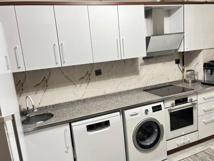 <p>Sosyal medyadan ilanları araştıran anne Ayşeg&uuml;l Dağ (44), S&uuml;rs&uuml;r&uuml; Mahallesi'nde bulunan 2+1 dairenin 2 milyon 150 bin liraya satışta olduğunu g&ouml;rd&uuml;.</p>
