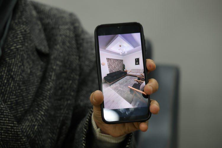 <p>Evin ger&ccedil;ek sahibi M.B.K.'ye ise Dağ ailesi ile iş yaptığını, aileye borcu olduğunu evi onların olacağını fakat parayı kendisinin g&ouml;ndereceğini s&ouml;yledi. Dolandırıcı şahıs her iki tarafı da ikna etti.</p>
