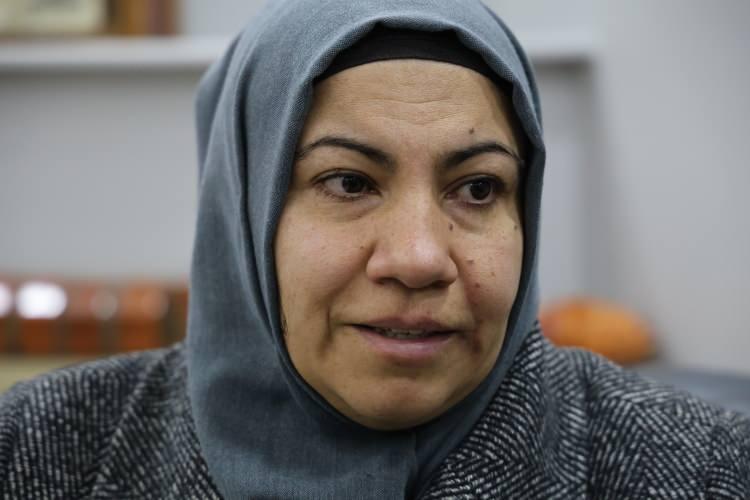 <p>Elazığ'da bir dolandırıcı, sosyal medya &uuml;zerindeki ilan sayfasında 3 milyon 250 bin lira satılık ilanında bulunan evin fotoğraflarını alarak aynı evi 2 milyon 150 bin liraya ilana koydu.</p>
