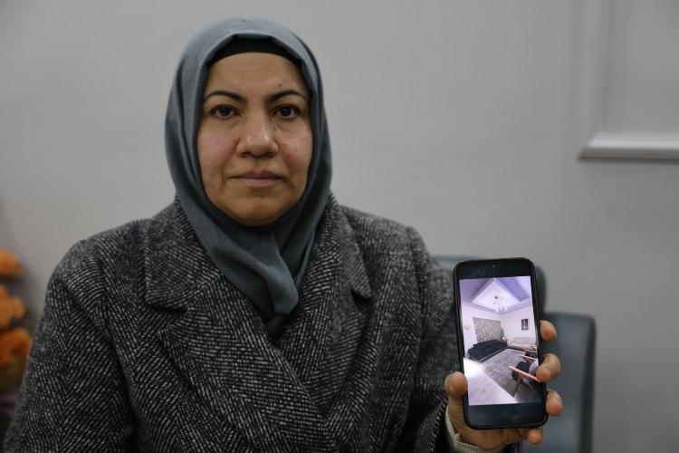 <p><span style="color:#B22222"><strong>"ADAMIN BANA SON MESAJI 'ABLA YETİŞ TAPUYA' OLDU"</strong></span></p>

<p>&nbsp;</p>

<p>Alyansına kadar her şeyi sattığını ifade eden Dağ, <em><strong>"Yetmedi, eşimin patronundan 100 bin istedik. O g&ouml;nderdi. O da yetmedi 5'i bir yerde, yarım ve &ccedil;eyrek altınlar aldık. Pazartesi g&uuml;n&uuml; g&ouml;t&uuml;r&uuml;p kuyumcuda bozdurduk ve parayı hesabıma aldım. </strong></em></p>

<p><em><strong>Tapuya ge&ccedil;tikten sonra eşimi aradı '950 bin yatırın' dedi ve eşim de 'tamam' dedi. Eşim g&ouml;ndermeye &ccedil;alıştı ve banka beni aradı. Banka aradı 'tanıyor musunuz' dedi, 'hayır tanımıyorum ama ev sahibini tanıyorum' dedim. Banka paraya bloke koydu. Ben banka şubesine gittim. </strong></em></p>

<p><em><strong>Bankada yatırırken ibanı doğru vermişim ama isim olarak ger&ccedil;ek ev sahibinin ismini verdim. O para adamın hesabına tekrar yatmadı ve bana geri geldi. &Uuml;&ccedil;&uuml;nc&uuml;de parayı g&ouml;nderdim. Adamın bana son mesajı 'abla yetiş tapuya' oldu"</strong></em> diye konuştu.</p>
