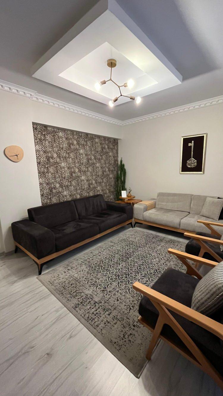 <p><span style="color:#B22222"><strong>"EŞİMLE 16 YILDIR TEK BAŞIMIZA M&Uuml;CADELE ETTİK"</strong></span></p>

<p>&nbsp;</p>

<p>İmza i&ccedil;in tapuya gittiğini aktaran Dağ, <strong><em>"Eşim ev sahibine 'hadi imzaları atalım' dedi. O da 'hayır hesabıma para yatmadı' dedi. Biz de dekontu g&ouml;sterdik, o da 'hayır benim hesabıma para yatmadı' dedi. Adamı aradık, 'şimdi g&ouml;nderiyorum' dedi ve 2 dakika sonra telefonlar tamamen kapatıldı.</em></strong></p>

<p><strong><em>Biz dolandırıldığımızı anladık. Ardından polis merkezine gittik ve şikayette bulunduk. Benle eşimin 16 yıllık biriktirdiğimiz &ccedil;&ouml;p oldu. &Ccedil;evreden aldığımız altın ve nakit borcu var. İki tane &ouml;ğrencim var. </em></strong></p>

<p>&nbsp;</p>

<p><strong><em>Eşim ve ben kalp hastası. Ben dışarıya ağ yapıyorum. Sabah namazında kalkıyorum, parmaklarım ve ellerim hep nasır. Kanıyor ve sızlıyor. Eşim ise tır şof&ouml;r&uuml;, s&uuml;rekli yollarda. Sesimi duyun, rica ediyorum bunları bulun. </em></strong></p>

<p><strong><em>Biz &ccedil;ok zor durumdayız. Eşimle 16 yıldır tek başımıza m&uuml;cadele ettik. Her şeyimizi tek aldık. Kiminin ailesi yanında olur biz her zaman tektik"</em></strong> şeklinde konuştu.</p>
