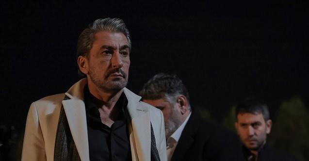 <p>O y&uuml;zden ben ne yaptım biliyor musunuz? Bize hakaret ediyorlar ya internetten, bir s&uuml;r&uuml; k&uuml;f&uuml;r ediyorlar. Avukatım Batuhan Demircan ile konuştum. Onun fikriyle bana hakaret edenlerin listesi &ccedil;ıktı internetten. Hepsine dava a&ccedil;tık. 200-300, rakamı tam bilmiyorum, avukatım biliyor. Ben daha davaları a&ccedil;maya başladığım g&uuml;n avukatıma, "Benim banka hesabıma gelmeyecek bu tazminatlar." dedim. O bana gelen tazminatlar olduğu gibi Alzheimer Derneğine gidiyor. Ben bana yapılan k&uuml;f&uuml;rlerin hepsini sevaba &ccedil;evirdim b&ouml;ylece."</p>
