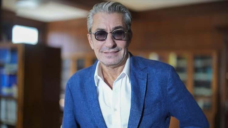 <p>Bir d&ouml;nem milyonları etkisi altına alan "&Ouml;yle Bir Ge&ccedil;er Zaman ki" dizisiyle hafızalara kazınan &uuml;nl&uuml; oyuncu Erkan Petekkaya, 35 yılı aşkın oyunculuk tecr&uuml;besiyle bug&uuml;ne dek birbirinden başarılı yapımlarda rol aldı.</p>
