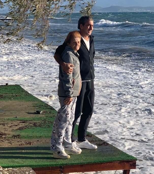 <p>"ANNEM BENİ TANIMADI &Ccedil;OK ACIYDI"</p>

<p>"O &ccedil;ok acıydı. Zaten &ccedil;ok k&ouml;t&uuml; bir şeydi." ifadelerini kullanan &uuml;nl&uuml; oyuncu, ş&ouml;yle konuştu:</p>

<p>"Annem bah&ccedil;ede oturuyordu. Ben bir yere gittim geldim. Gittiğimde bir şey yoktu. Geldiğimde beni tanımadı, "Sen kimsin?" dedi. O g&uuml;n her şey bitti. &Ccedil;ok zor bir şey. "Anne ne yapıyorsun?" diyorum, kendi kendine konuşuyor falan. &Ccedil;ok enteresan bir şey. O rahatsızlığın aslında zorluğunu &ccedil;eken yakını.</p>
