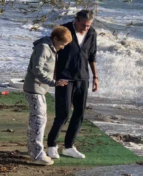 <p>T&uuml;rkiye Alzheimer Derneğine insanların daha &ccedil;ok ilgi g&ouml;stermesini isterim. Dilerim buradan birileri duyuyorsa bizi eğer... &Ccedil;&uuml;nk&uuml; yaşlıların hastalığı gibi g&ouml;r&uuml;nen ama aslında ger&ccedil;ekten &ccedil;ok zor bir şey. Evdeki &ccedil;ocukları da b&uuml;t&uuml;n aileyi, b&uuml;t&uuml;n s&uuml;laleyi, her şeyi etkileyen bir rahatsızlık. &Ccedil;ok bakıma muhta&ccedil; bir hastalık bu.</p>
