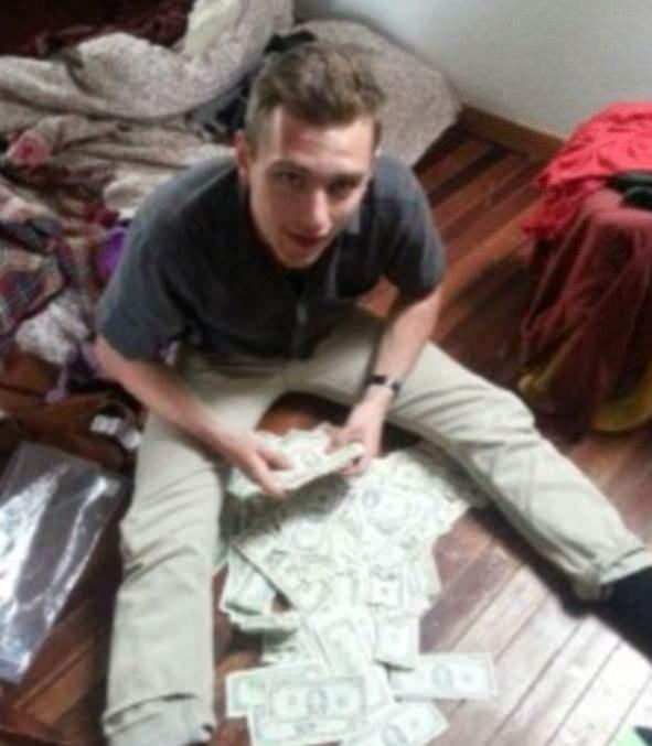 <p><span style="color:#FF0000"><strong>PARAYI TESLİM ETTİLER: ORTAYA DUYGUSAL ANLAR &Ccedil;IKTI</strong></span></p>

<p><strong>Koltuğun ve paraların sahibi olan yaşlı kadın ise eşiyle birlikte kızlarının geleceği i&ccedil;in bu parayı tam 30 yıl boyunca biriktirdiğini ancak eşi vefat ettikten sonra koltuğun i&ccedil;ine gizledikleri bu serveti unuttuğunu s&ouml;yledi. Kendisine yeni bir yatak alabilmek i&ccedil;in eski koltuğu elden &ccedil;ıkardığını s&ouml;zlerine ekleyen yaşlı kadın, paraları teslim eden gen&ccedil;lerin bu hareketi karşısında duygusal anlar yaşadı.</strong></p>
