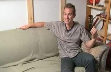 <p><strong>İlk başlarda olduk&ccedil;a rahat ve kullanışlı g&ouml;r&uuml;nen koltuğun sol kısmında sert bir kısım olduğunu fark eden gen&ccedil;ler, duruma anlam vermekte zorlandı. Koltuğun kenarındaki boşluğu kontrol eden gen&ccedil;ler, kumanda ya da bozuk para bulmayı beklerken, bir zarf ile karşılaştı.</strong></p>
