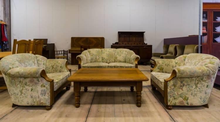 <p><strong>New York'ta &uuml;niversite &ouml;ğrencisi olan ve aynı evi paylaşan Reese, Cally ve Lara isimli &uuml;&ccedil; gen&ccedil;, evleri i&ccedil;in bir koltuk almaya karar verdikleri an hayatlarının en b&uuml;y&uuml;k s&uuml;rpriziyle karşılaştı.&nbsp;</strong></p>
