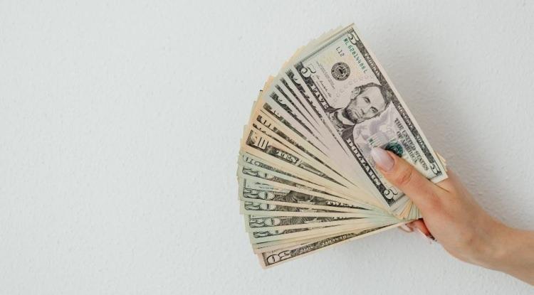 <p><strong>Zarfı kontrol eden gen&ccedil;ler, i&ccedil;erisinde 700 dolar olduğunu g&ouml;rd&uuml;. Aramayı derinleştiren gen&ccedil;ler, bir anda zarf değil zarflarla karşılaştı. Koltuğun her k&ouml;şesinden yeni zarfların &ccedil;ıktığını g&ouml;ren gen&ccedil;ler, toplam 41 bin dolar buldu.</strong></p>
