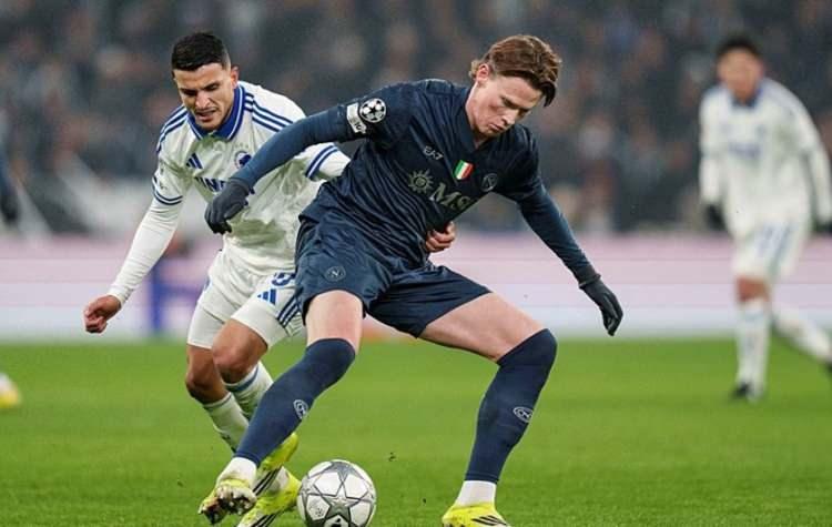 <p>Galatasaray'ı ilgilendiren bir diğer ma&ccedil;ta ise Napoli ile Kopenhag 1-1 berabere kaldı. Her iki takım da Sarı-kırmızılı takımın altında 8'er puanda kaldı.</p>
