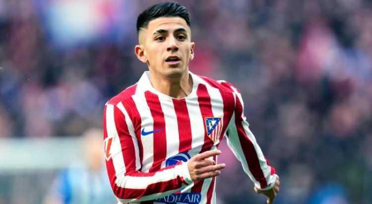 <p>Galatasaray, Atletico Madrid'in 24 yaşındaki sol kanadı Thiago Almada'nın peşinde.<br />
<br />
Galatasaray y&ouml;netimi, İspanyol devinin idarecileriyle bug&uuml;nk&uuml; ma&ccedil; &ouml;ncesi bir g&ouml;r&uuml;şme yapacak.<br />
<br />
Hedef Arjantinli yıldızı kiralamak.<br />
<br />
(FOTOMA&Ccedil;)<br />
&nbsp;</p>
