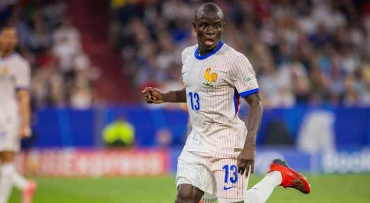 <p>N'Golo Kante ile anlaşan Fenerbah&ccedil;e, Al-Ittihad'ın bonservis inadını kırmaya &ccedil;alışıyor. Ancak İngiliz ekiplerinin de devreye girmesi Arabistan temsilcisinin elini g&uuml;&ccedil;lendirdi.<br />
<br />
(SABAH)</p>
