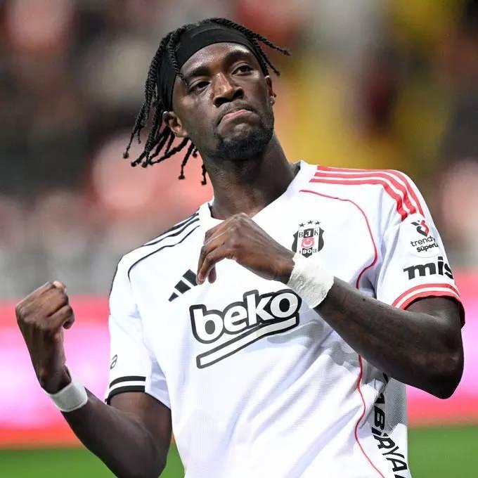 <p>Aston Villa Kayserispor ma&ccedil;ında Beşiktaş ile masaya oturdu ve oyuncu i&ccedil;in el sıkıştı.<br />
<br />
Abraham'ın 25 milyon euro bonservis bedeli karşılığında Aston Villa'ya imza atması bekleniyor.<br />
<br />
(S&Ouml;ZC&Uuml;)</p>
