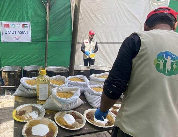 <p><span style="color:#FF0000"><strong>UMUT AŞEVİ'NDE GAZZELİLERE DESTEK OLMAYA DEVAM EDİYOR</strong></span></p>

<p><strong>Sevilen isim, bunların yanı sıra "Umuda Koşanlar Derneği" olarak kurdukları 'Umut Aşevi'nde Gazzeli vatandaşlara destek olmaya da devam ediyor.</strong></p>
