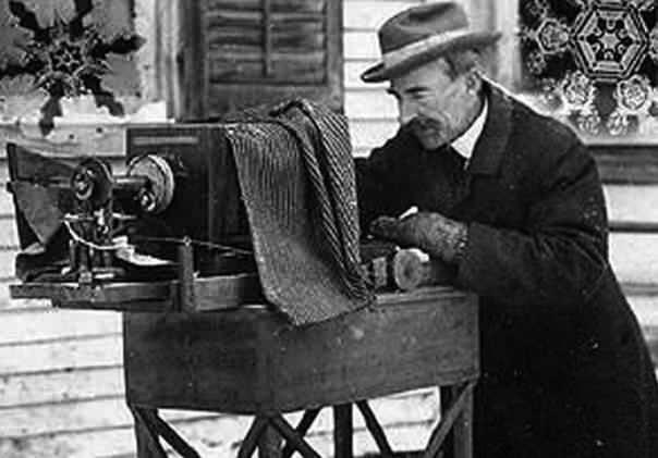 <p><strong>Kar kristallerindeki bu muhteşem yapının fark edilmesi, bilim insanlarında b&uuml;y&uuml;k bir hayranlık meydana getirmiştir. &Ouml;yle ki, kar kristalleri &uuml;zerinde ilk araştırmaları yapan <em>Wilson Bentley</em>, g&ouml;rd&uuml;ğ&uuml; muhteşem sanat karşısında &ccedil;ok etkilenmiş ve elli yıl boyunca s&uuml;rekli kar kristali fotoğrafı &ccedil;ekerek bu kar tanelerini incelemiştir.</strong></p>
