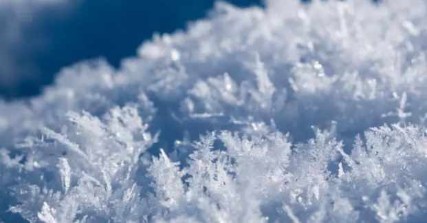 <p><strong>Karın yerde uzun s&uuml;re kalması, tabana yavaş yavaş sızma yaparak suyun yer altına toplanmasını sağlıyor. Kar yağışları yer altı sularını doğrudan besleyen ve y&uuml;zeysel akışla buharlaşmayı sınırlı tutan bir yağış şeklidir.&nbsp;</strong></p>
