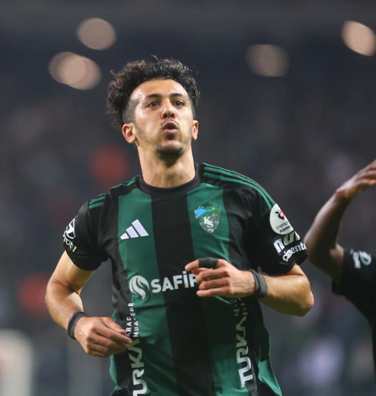 <p>Tayfur Bing&ouml;l - Kocaelispor<br />
<br />
5 gol</p>
