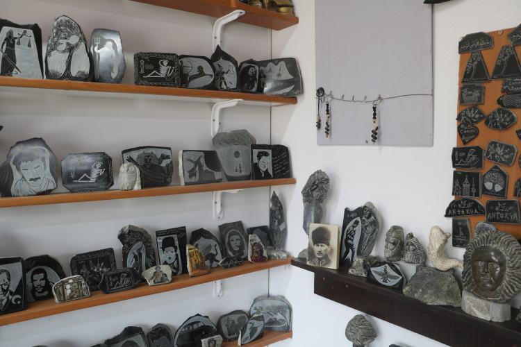 Hatay'da 4 mesleği olan adam 25 yıldır ekmeğini taştan &ccedil;ıkarıyor!