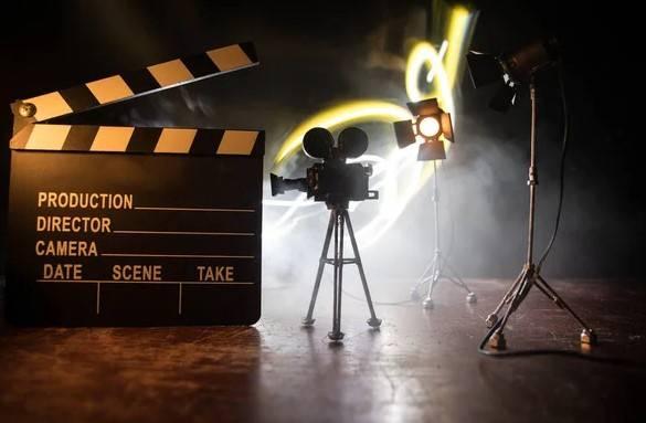 <p><span style="color:#800000"><strong>"TELİF HAKLARI Hİ&Ccedil;E SAYILIYOR"</strong></span></p>

<p><strong>Kampanyanın a&ccedil;ıklamasında <em><span style="color:#800000">"Amerika&rsquo;nın yaratıcı topluluğu d&uuml;nyanın kıskandığı bir g&uuml;&ccedil;. Ancak bu değeri korumak yerine, &ccedil;oğu &ouml;zel sermaye tarafından desteklenen en b&uuml;y&uuml;k teknoloji şirketleri, telif hakkı yasalarını hi&ccedil;e sayarak Amerikalı yapımcıların işlerini yapay zek&acirc; platformları inşa etmek i&ccedil;in kullanıyor"</span></em> ifadelerine yer verildi.</strong></p>
