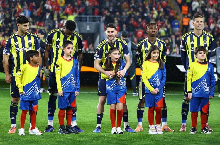 <p>Fenerbah&ccedil;e, halihazırda UEFA Avrupa Ligi'nde 11 puanla 18. sırada yer alıyor.<br />
<br />
Temsilcimiz ilk 24 takım arasında olmayı garantiledi.&nbsp; Sarı-lacivertliler, ilk 8'in ise 3 puan gerisinde bulunuyor.<br />
<br />
Avrupa Ligi'nde; puan tablosunda ilk 8 sıradaki takımlar son 16 turuna, 9. ile 24. sıralar arasındaki takımlar eleme aşaması play-off turuna y&uuml;kselecek. Kalan son 12 sıradaki takım ise turnuvadan elenecek.</p>
