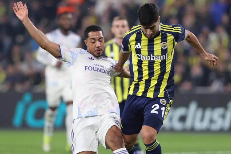 <p>Bunun nedeni, Unai Emery ile Youri Tielemans arasında yaşanan tatsız bir tartışmaya yol a&ccedil;an, g&ouml;r&uuml;n&uuml;şte 'masum' bir oyuncu değişikliğiydi. Olayın tam bağlamı belirsiz, ancak Bel&ccedil;ikalı oyuncu 90+2. dakikada oyundan &ccedil;ıkarılmaktan hi&ccedil; hoşlanmamış gibi g&ouml;r&uuml;n&uuml;yordu, hoşnutsuzluğunu belirtmek i&ccedil;in teknik direkt&ouml;re hafif&ccedil;e dokundu ve Emery, kendini kaybederek oyuncusunu itti.</p>
