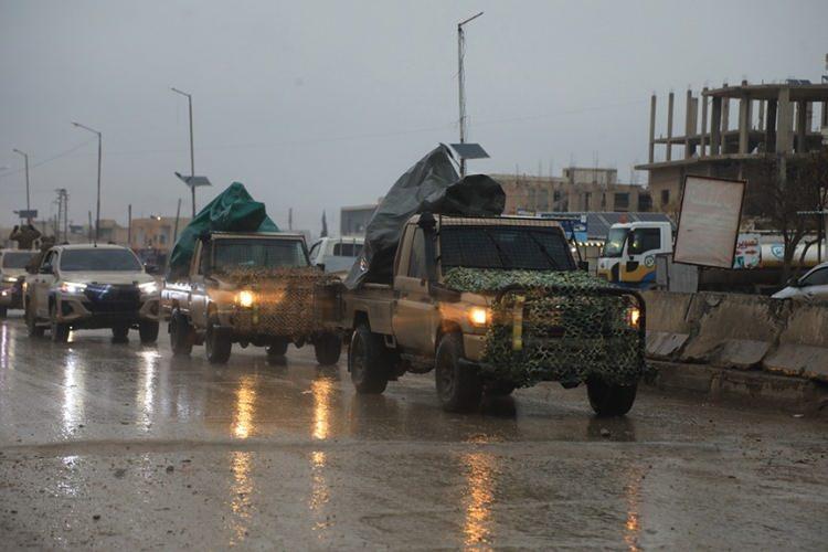 <p>Gelişmelerin ardından, &ouml;rg&uuml;t&uuml;n işgali altındaki toprakların b&uuml;y&uuml;k bir b&ouml;l&uuml;m&uuml;n&uuml;n Suriye merkezi y&ouml;netiminin kontrol&uuml;ne ge&ccedil;tiği bildirildi.</p>
