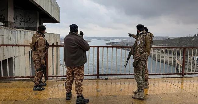 <p><strong><span style="color:rgb(178, 34, 34)">ŞAM İLE YPG/SDG ARASINDA ANLAŞMA</span></strong></p>

<p>Suriye y&ouml;netimi ile YPG/SDG arasında varılan Ateşkes ve Tam Entegrasyon Anlaşması, &ouml;rg&uuml;t&uuml;n Fırat&rsquo;ın doğusundaki bazı kritik b&ouml;lgelerden &ccedil;ekilmesini &ouml;ng&ouml;r&uuml;yor.&nbsp;</p>
