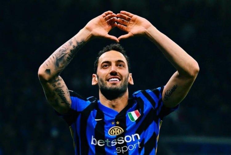 <p><strong>2022 yılında İstanbul Fikri Sınai Hukuk Mahkemesi'ne başvuran &Ccedil;alhanoğlu, mahkemeye sunduğu dilek&ccedil;esinde; kendisinin "sihirbaz kılığına sokulduğu" g&ouml;r&uuml;nt&uuml;lerin sosyal medya platformlarında izin alınmadan ve hukuka aykırı şekilde paylaşıldığını belirtti.</strong></p>
