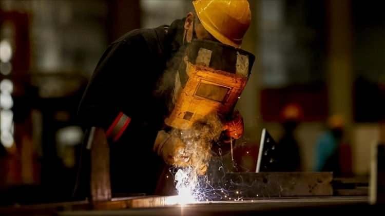 <p><span style="color:#B22222"><strong>İŞ ARAYAN SAYISI 2 MİLYON 331 BİNE Y&Uuml;KSELDİ</strong></span></p>

<p>​Aralık ayı itibarıyla İŞKUR&rsquo;a kayıtlı iş arayan sayısı 2 milyon 331 bin 346&rsquo;ya y&uuml;kseldi. Kayıtlı iş arayanların y&uuml;zde 50,5&rsquo;ini kadınlar, y&uuml;zde 49,5&rsquo;ini erkekler oluştururken, 15&ndash;24 yaş grubu gen&ccedil;lerin oranı y&uuml;zde 19,8 olarak kaydedildi.</p>

<p>&nbsp;</p>

<p>İŞKUR&rsquo;un 2025 Ocak&ndash;Aralık verilerine g&ouml;re işe yerleştirmede ilk sıralar hizmet ve perakende sekt&ouml;rlerinde yoğunlaştı.</p>
