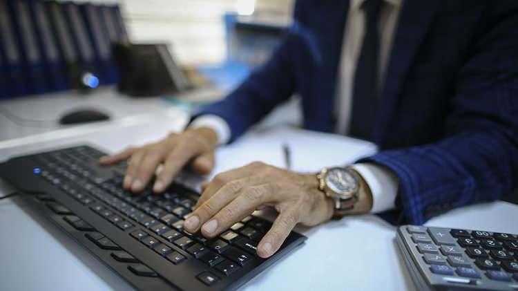 <p><span style="color:#B22222"><strong>1 MİLYON 478 BİN KİŞİ İŞE YERLEŞTİRİLDİ</strong></span></p>

<p>2025 yılı Ocak-Aralık d&ouml;neminde ise İŞKUR aracılığıyla 1 milyon 478 bin 405 kişi işe yerleştirildi. Verilere g&ouml;re yıl genelinde 573 bin kadın, 503 bin gen&ccedil;, 48 bin 771 engelli ve 296 bin 926 y&uuml;ksek&ouml;ğrenim mezunu istihdama kazandırıldı.</p>

<p>&nbsp;</p>

<p>&nbsp;</p>
