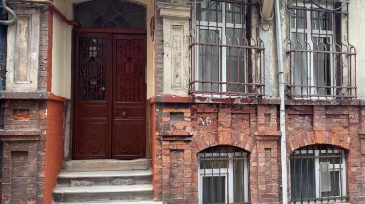 <p><span style="color:#A52A2A"><strong>HAREKETSİZ HALDE ULUNDU&nbsp;</strong></span></p>

<p>&nbsp;</p>

<p>Goss, olay g&uuml;n&uuml; gece saatlerinde Civan Necmi G. ile birlikte alkol aldı. Ardından odasına ge&ccedil;en Civan Necmi G.,&nbsp;<strong>&ouml;ğle saatlerinde Goss&rsquo;un kaldığı odadaki koltukta yatar halde hareketsiz halde olduğunu g&ouml;rd&uuml;.</strong></p>
