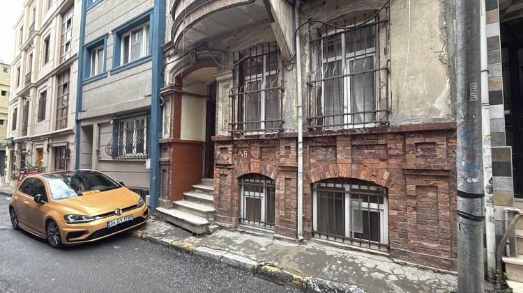 <p><span style="color:#A52A2A"><strong>KOLUNDA KEMER BAĞLI HALDE BULUNDU</strong></span></p>

<p>&nbsp;</p>

<p>Bunun &uuml;zerine eve giren polis ekipleri, <span style="color:#A52A2A"><strong><em>John Paul Goss&rsquo;un kolunda kemer bağlı olduğunu g&ouml;rd&uuml;.</em></strong></span></p>

<p>&nbsp;</p>

<p>Evde yapılan incelemede ise uyuşturucu madde enjekte malzemeleri, kaşık ve yanında da şırınga bulundu.</p>
