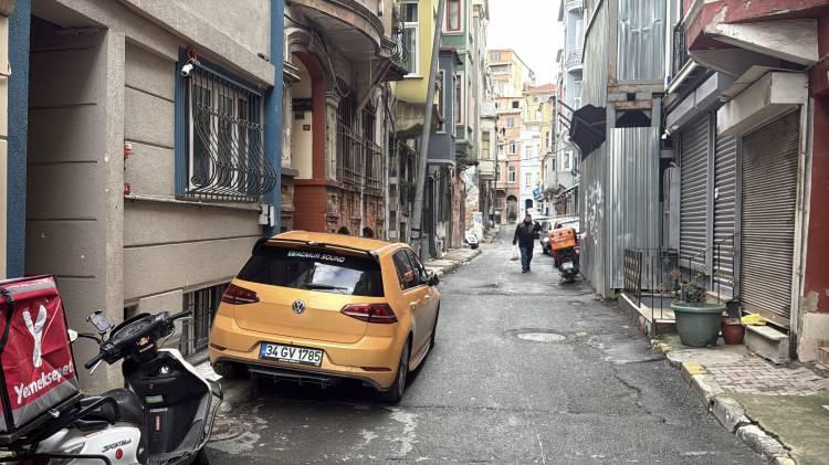 <p><span style="color:#A52A2A"><strong>SABAH &Ouml;L&Uuml; BULUNDU&nbsp;</strong></span></p>

<p>&nbsp;</p>

<p>Civan Necmi G. ifadesinin devamında, olay g&uuml;n&uuml; gece saatlerinde birlikte alkol aldıklarını, 02.00 sıralarında yatmak i&ccedil;in odasına ge&ccedil;tiğini, aynı g&uuml;n saat 12.30&rsquo;da Goss&rsquo;u odasında koltuk &uuml;zerinde yatar vaziyette g&ouml;rd&uuml;ğ&uuml;n&uuml; s&ouml;ylediği &ouml;ğrenildi.</p>
