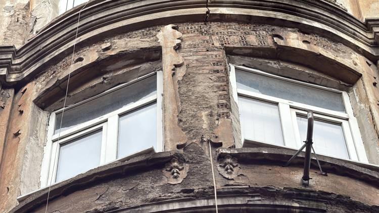 <p><span style="color:#A52A2A"><strong>"PASAPORTU &Ccedil;ALINDIĞI İ&Ccedil;İN BURADA KALIYOR"</strong></span></p>

<p>&nbsp;</p>

<p>Tekin, konuşmasının devamında şunları s&ouml;yledi:&nbsp;</p>

<p>&nbsp;</p>

<p><strong>"Pasaportu &ccedil;alındığı i&ccedil;in burada kalıyordu. Evsiz kaldığı i&ccedil;in buraya gelmiş. Uyuşturucu kullanmış, &ouml;yle dediler. Yaptığına altın vuruş diyorlarmış. Evinde arama falan yapmışlar. Cenaze aracı geldi, araca bindirdiler g&ouml;t&uuml;rd&uuml;ler. Kendi &uuml;lkesinde profes&ouml;rm&uuml;ş."</strong></p>
